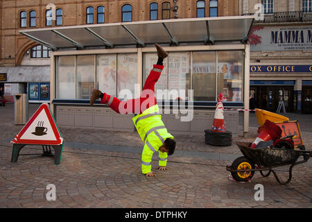 Blackpool, Lancashire, UK 12. Februar 2014.  Carlos Romero Hand Stand zu tun. Das "Bureau der dumme Ideen" auf der "Straße Arbeiter Show", eine Handlung mit Zapfen und Poller, ein Lotterie-finanzierte Kunst mit Sitz in Brixton, Kunst, Unterhaltung, Humor und überraschen Sie in alltäglichen Orten in der gebauten Umwelt eingerichtet.  Gute Laune mit Darstellern in Blackpools jährliches Festival des Zirkus, Magie & Neuzüchtung. Das zehntägige Festival der Magie, die Showzam sieht, ist die Blackpools Wahrzeichen mit Straßenkünstlern überrannt. Bildnachweis: Cernan Elias/Alamy Live-Nachrichten Stockfoto