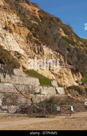 Bournemouth, UK. 22. Februar 2014. Promenade zwischen Boscombe und Bournemouth Pier ist abgesperrt folgt ein Erdrutsch infolge der jüngsten schweren Regen. Bildnachweis: Carolyn Jenkins/Alamy Live-Nachrichten Stockfoto