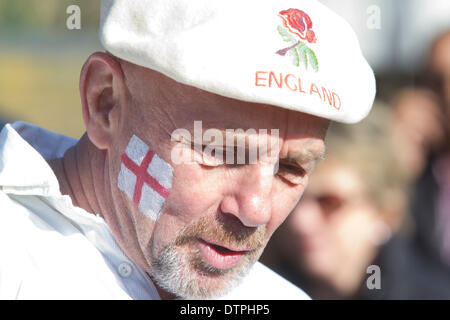 Twickenham UK. 22. Februar 2014. Englisch und Irisch-Fans versammelt in ihrer traditionellen Landesfarben vor 6 Nationen Rugbyspiel zwischen England und Irland im Twickenham Stadion Credit: Amer Ghazzal/Alamy Live-Nachrichten Stockfoto