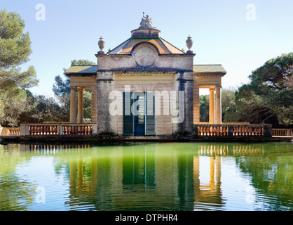 Alten Pavillon mit Teichwasser in Horta Labyrinth, Barcelona Stadt, Katalonien, Spanien Stockfoto