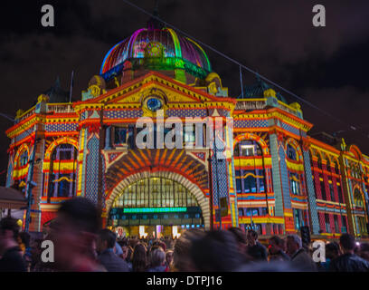 Melbournes Straßen verwandeln sich in ein Fest der Musik, Essen, Film, Kunst und Licht, für eine Nacht, Dämmerung Projektion von Licht-Display auf Flinders street Bahnhof von Melbourne City mit Zuschauern Masse der Jugend Stockfoto