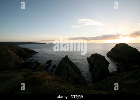 Sonnenuntergang über dem Ozean, wo die Felsen sind wie Tiere schlafen Stockfoto