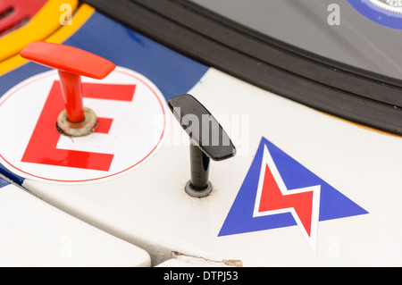 Notstrom-Cut-off-Schalter und Feuerlöscher zu wechseln, auf der Außenseite eines Rallye-Autos Stockfoto