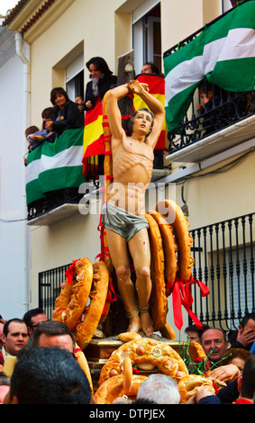 Eine Statue des Hl. Sebastian durchgeführt durch die Straßen im Fiesta del Pan (fest des Heiligen Brotes) in Lubrin, Spanien. Stockfoto