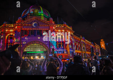 Melbournes Straßen der Stadt werden in ein Fest der Musik, Essen, Film, Kunst und Licht, für eine Nacht nur, von der Dämmerung verwandeln. Stockfoto