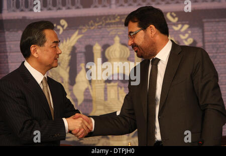 Kabul, Afghanistan. 22. Februar 2014. Chinesischer Außenminister Wang Yi (L) schüttelt Hände mit seinem afghanischen Amtskollegen Zarar Ahmad Osmani nach einer gemeinsamen Pressekonferenz in Kabul, Hauptstadt von Afghanistan, 22. Februar 2014. Chinesischen Außenminister Wang Yi in Kabul angekommen Samstag Morgen zu einem offiziellen Besuch nach Afghanistan auf Einladung von seinem afghanischen Amtskollegen Zarar Ahmad Osmani. © Ahmad Massoud/Xinhua/Alamy Live-Nachrichten Stockfoto