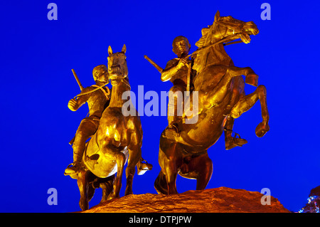 Statue von Techo Meas und Techo Yot am Sisowath Quay Flussufer in der Abenddämmerung, Phnom Penh Stockfoto