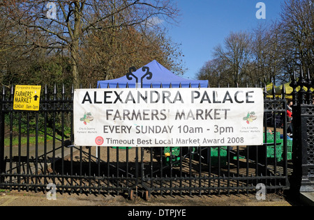 Alexandra Palace Farmers' Market Banner auf Gate, London Borough of Haringey, England UK Stockfoto