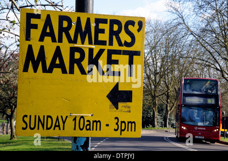 Bauernmarkt-Schild mit Bus, Alexandra Palace Park, London Borough of Haringey, England UK Stockfoto