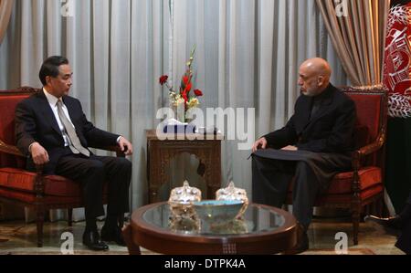 Kabul, Afghanistan. 22. Februar 2014. Afghan President Hamid Karzai (R) trifft sich mit chinesischen Außenminister Wang Yi in Kabul, Hauptstadt von Afghanistan, 22. Februar 2014. Chinesischen Außenminister Wang Yi in Kabul angekommen Samstag Morgen zu einem offiziellen Besuch nach Afghanistan auf Einladung von seinem afghanischen Amtskollegen Zarar Ahmad Osmani. © Ahmad Massoud/Xinhua/Alamy Live-Nachrichten Stockfoto