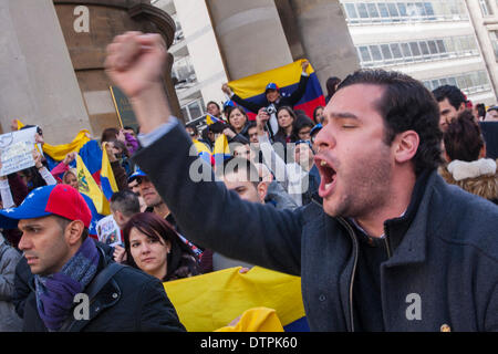 London, UK. 22. Februar 2014. Hunderte der Venezolaner protest außerhalb der BBC in London gegen was sie sagen eine Nachrichtensperre über die Entwicklungen in ihrem Land wo Studentendemonstrationen mindestens 10 Tote und Hunderte Festnahmen geführt haben. Bildnachweis: Paul Davey/Alamy Live-Nachrichten Stockfoto