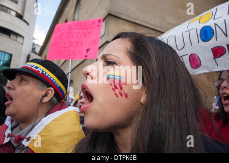 London, UK. 22. Februar 2014. Hunderte der Venezolaner protest außerhalb der BBC in London gegen was sie sagen eine Nachrichtensperre über die Entwicklungen in ihrem Land wo Studentendemonstrationen mindestens 10 Tote und Hunderte Festnahmen geführt haben. Bildnachweis: Paul Davey/Alamy Live-Nachrichten Stockfoto