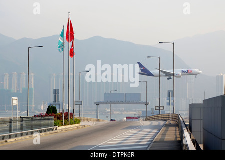 FedEx Jet landet auf dem internationalen Flughafen Hong Kong, China. Stockfoto