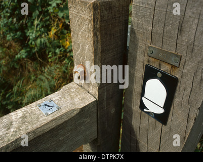 Pembrokeshire Küstenweg Wegemarkierungen auf ein Tor. Stockfoto