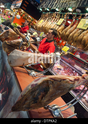 Serrano-Schinken wird auf dem traditionellen "Mercat De La Boqueria" Markt in Barcelona, Spanien verkauft. Stockfoto