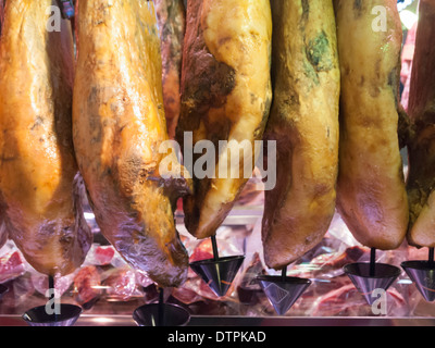 Serrano-Schinken wird auf dem traditionellen "Mercat De La Boqueria" Markt in Barcelona, Spanien verkauft. Stockfoto