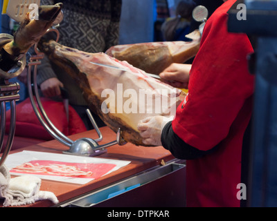 Serrano-Schinken wird auf dem traditionellen "Mercat De La Boqueria" Markt in Barcelona, Spanien verkauft. Stockfoto