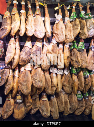 Serrano-Schinken wird auf dem traditionellen "Mercat De La Boqueria" Markt in Barcelona, Spanien verkauft. Stockfoto