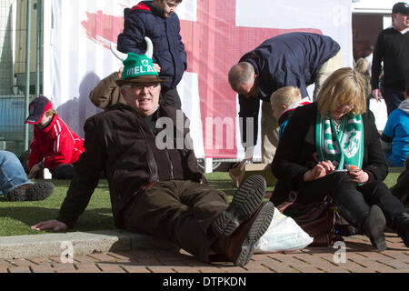 Twickenham UK. 22. Februar 2014. Englisch und Irisch-Fans versammelt in ihrer traditionellen Landesfarben vor 6 Nationen Rugbyspiel zwischen England und Irland im Twickenham Stadion Credit: Amer Ghazzal/Alamy Live-Nachrichten Stockfoto