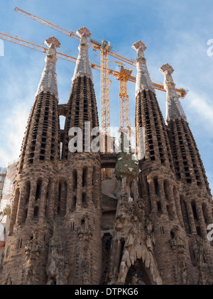 Constrution Krane an Gaudis Kathedrale "Sagrada Familia" in Barcelona, Spanien. Stockfoto