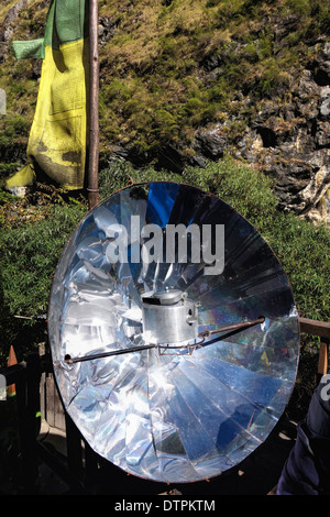 Heizung ein Wasserkessel auf einem Solarkocher in einem Restaurant in der Manaslu-Region in Nepal. Stockfoto