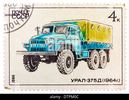 Russland - CIRCA 1986: Stempel in Russland, zeigt Retro-LKW URAL - 375D, circa 1986 gedruckt. Stockfoto