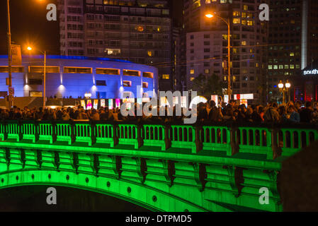 Melbournes Straßen verwandeln sich in ein Fest der Musik, Essen, Film, Kunst und Licht, für eine Nacht nur, für 12 Stunden Princes Bridge Melbourne grünes Licht Installation mit weißen Nacht Zeichen und Masse der Menschen White Night Festival 2014 Stockfoto