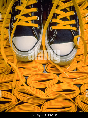 Gelbe Schnürsenkel mit blauen Converse "Chuck Taylor" sneakers Stockfoto