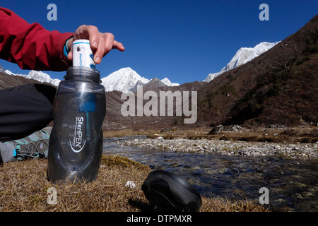 Sterilisierung von Wasser mit Hilfe einer Steripen auf einer Wanderung im Himalaya Palette von Nepal Trekker. Stockfoto