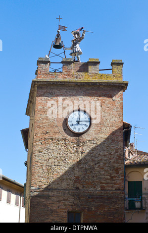 Pulcinella-Clown-Figur auf einem mittelalterlichen Wohnturm in Montepulciano, Toskana, Italien Stockfoto