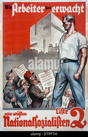 1932 nationalsozialistisches deutsches Wahlplakat mit einem deutschen Mann, der mit einem weißen Knopfs bekleidet ist, der über Menschen, die vermutlich jüdische Männer sind, thront. Das Plakat lautet: "Wir Arbeiter Sind Erwacht. Wir Wählen Nationalsozialist." Stockfoto
