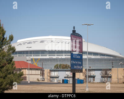 Arlington, Texas, USA. 22. Februar 2014. Größte indoor-Arena der Welt braucht die größte Zeichen nur Fans finden es zu helfen. Bildnachweis: J. G. Domke/Alamy Live-Nachrichten Stockfoto