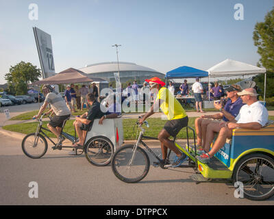 Rundreisen sport Fans Fahrt in Pedicab von der Heckklappe BBQ zum Stadion Stockfoto