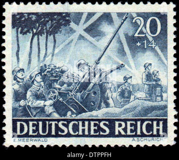 Einer deutschen Briefmarke aus dem 2. Weltkrieg Darstellung deutscher anti-Aircraft Truppen Stockfoto