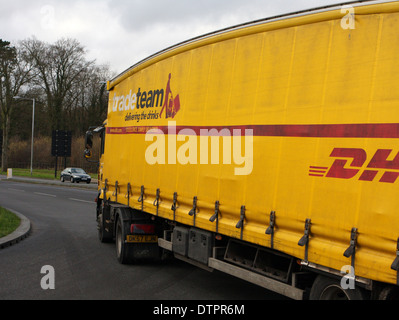 Ein Sattelschlepper verlassen eines Kreisverkehrs in Coulsdon, Surrey, England Stockfoto