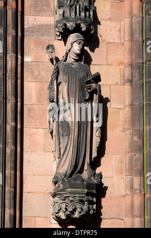 Saint-Werburgha-Statue auf der Außenseite der Kathedrale von Lichfield, Staffordshire, England, UK Stockfoto