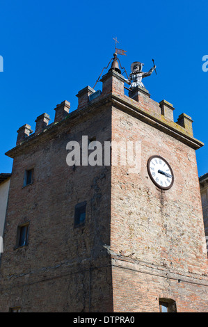 Pulcinella-Clown-Figur auf einem mittelalterlichen Wohnturm in Montepulciano, Toskana, Italien Stockfoto