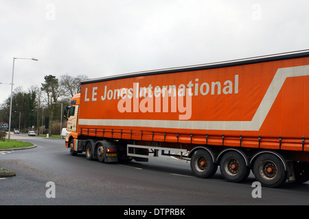 Ein Sattelschlepper Reisen rund um einen Kreisverkehr in Coulsdon, Surrey, England Stockfoto