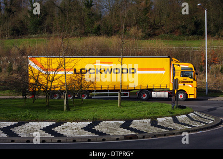 Ein Sattelschlepper Reisen rund um einen Kreisverkehr in Coulsdon, Surrey, England Stockfoto