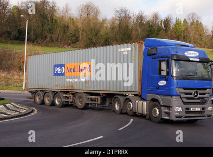 Ein Sattelschlepper Reisen rund um einen Kreisverkehr in Coulsdon, Surrey, England. Stockfoto