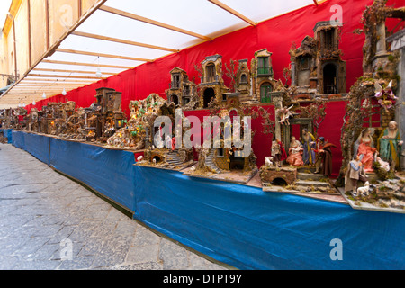 Weihnachtskrippen in einer typischen Straße von Neapel, San Gregorio Armeno. Stockfoto