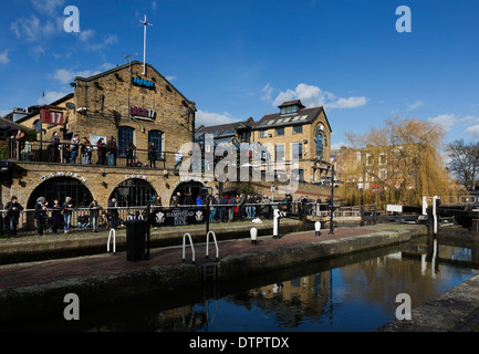 Regent es Canal bei Camden Lock mit den Gebäuden der Camden Lock Market, Camden, London, England, Vereinigtes Königreich, UK Stockfoto