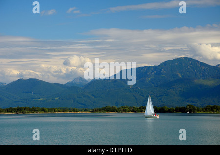 Segelboot am Chiemsee, Bayern, Deutschland Stockfoto