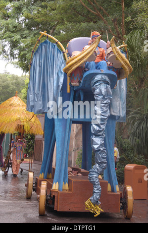 Ein großer Elefant Suche schwimmen auf einen Schwimmer in Mickey's Jamming Dschungel Parade in Walt Disney World Animal Kingdom, Orlando, Florida, USA paradieren Stockfoto