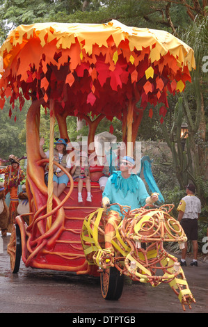 Ein Mann Ritt auf einem Tier suchen Schwimmer in Mickey's Jamming Dschungel Parade in Walt Disney World Animal Kingdom, Orlando, Florida, USA paradieren Stockfoto