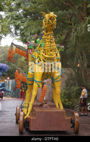 Eine große bunte Camel suchen Schwimmer in Mickey's Jamming Dschungel Parade in Walt Disney World Animal Kingdom, Orlando, Florida, USA paradieren Stockfoto