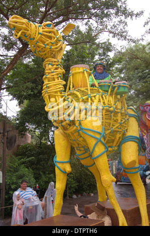 Eine große bunte Camel suchen Schwimmer in Mickey's Jamming Dschungel Parade in Walt Disney World Animal Kingdom, Orlando, Florida, USA paradieren Stockfoto