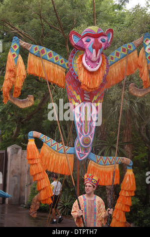 Große bunte Wagen paradieren auf Mickey's Jamming Dschungel Parade in Walt Disney World Animal Kingdom, Orlando, Florida, USA Stockfoto