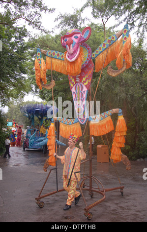 Große bunte Wagen paradieren auf Mickey's Jamming Dschungel Parade in Walt Disney World Animal Kingdom, Orlando, Florida, USA Stockfoto