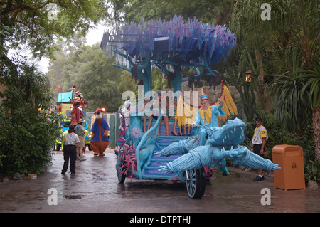 Ein Krokodil auf der Suche Schwimmer in Mickey's Jamming Dschungel Parade in Walt Disney World Animal Kingdom, Orlando, Florida, USA paradieren Stockfoto